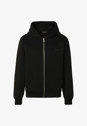 Zwarte hoodie met rits, capuchon, voorzakken, geribde manchetten en zoom, en een klein diamantvormig logo op de linkerborst.