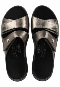 Sandali slide metallici bronzo con cinturini incrociati, dotati di una finitura testurizzata e di un accento circolare in argento. Plantari neri morbidi e imbottiti.