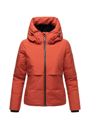 Giacca isolante rossa con colletto alto, chiusura con zip, doppie tasche sul petto e cappuccio con stringhe per una vestibilità regolabile.