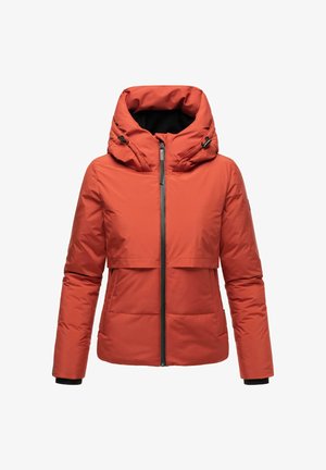 Giacca isolante rossa con colletto alto, chiusura con zip, doppie tasche sul petto e cappuccio con stringhe per una vestibilità regolabile.