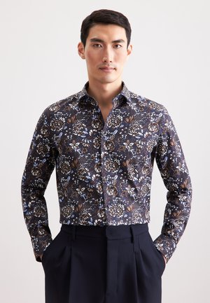 Langärmliges Hemd in Dunkelblau mit floralem Muster in Weiß, Hellblau und Braun. Verfügt über einen Button-Down-Kragen und eine taillierte Silhouette.