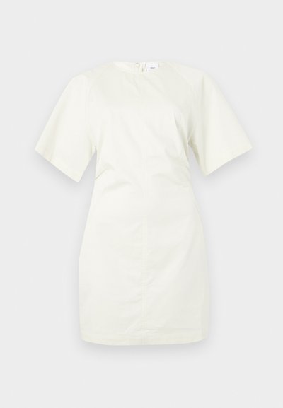 Άσπρο φόρεμα με κοντά μανίκια, μήκος μέχρι το γόνατο, με στρογγυλή λαιμόκοψη και λεπτές ραφές σε μονόχρωμο φόντο.