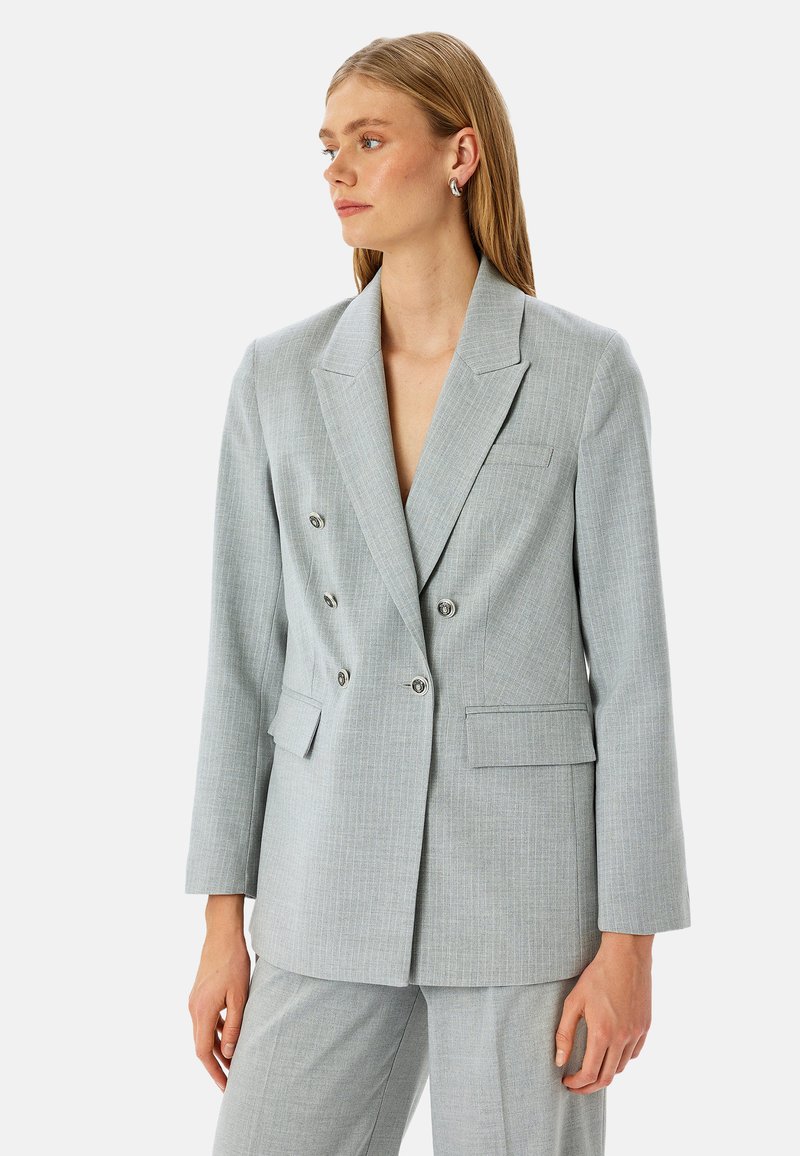 Blazer doppiopetto grigio chiaro con colletto a revers, due tasche anteriori e sottili righe verticali. Tessuto liscio con una vestibilità su misura.
