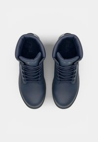Bottes en cuir bleu marine avec un col rembourré, design à lacets, intérieur texturé et semelle extérieure en caoutchouc noir. Logo Fila sur la languette.
