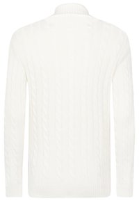 Weißer Strickpullover aus Kabelstrick mit langen Ärmeln, hohem Kragen und gerippten Bündchen und Saum. Strukturiertes Muster über den gesamten Körper.