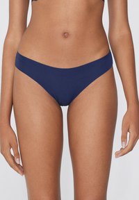 Bas de bikini bleu marine en tissu lisse, doté d'un design taille basse et d'une couverture minimale sur les côtés et le dos.