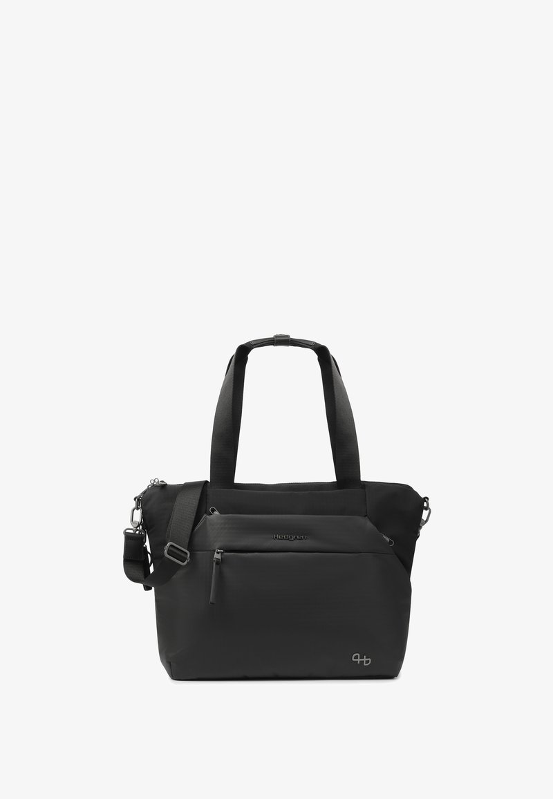Sac cabas noir avec doubles poignées et bandoulière réglable, poche avant zippée et logo argenté en bas à droite.