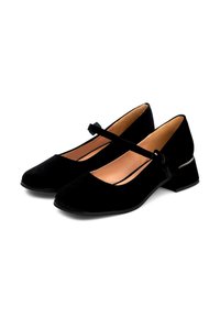Schwarze Samt-Mary-Jane-Pumps mit quadratischer Schuhspitze, Riemen über dem Spann und einem kurzen Blockabsatz mit einem silbernen Akzent.