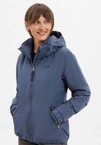 Veste à capuche bleu moyen avec fermeture éclair à l'avant, poignets élastiques et poches latérales ; présente un logo discret sur la poitrine.