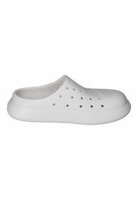 Balti koka zābaki, kas izgatavoti no viegla plastmasas, ar aizvērtu purngalu un atvērtu aizmuguri, ar vairākiem ventilācijas caurumiem augšējā daļā. Gluda virsma.