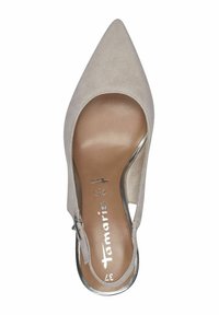 Chaussure slingback beige en daim à bout pointu, avec un accent métallique sur le talon et un insert lisse couleur tan. Bride ajustable pour un meilleur maintien.