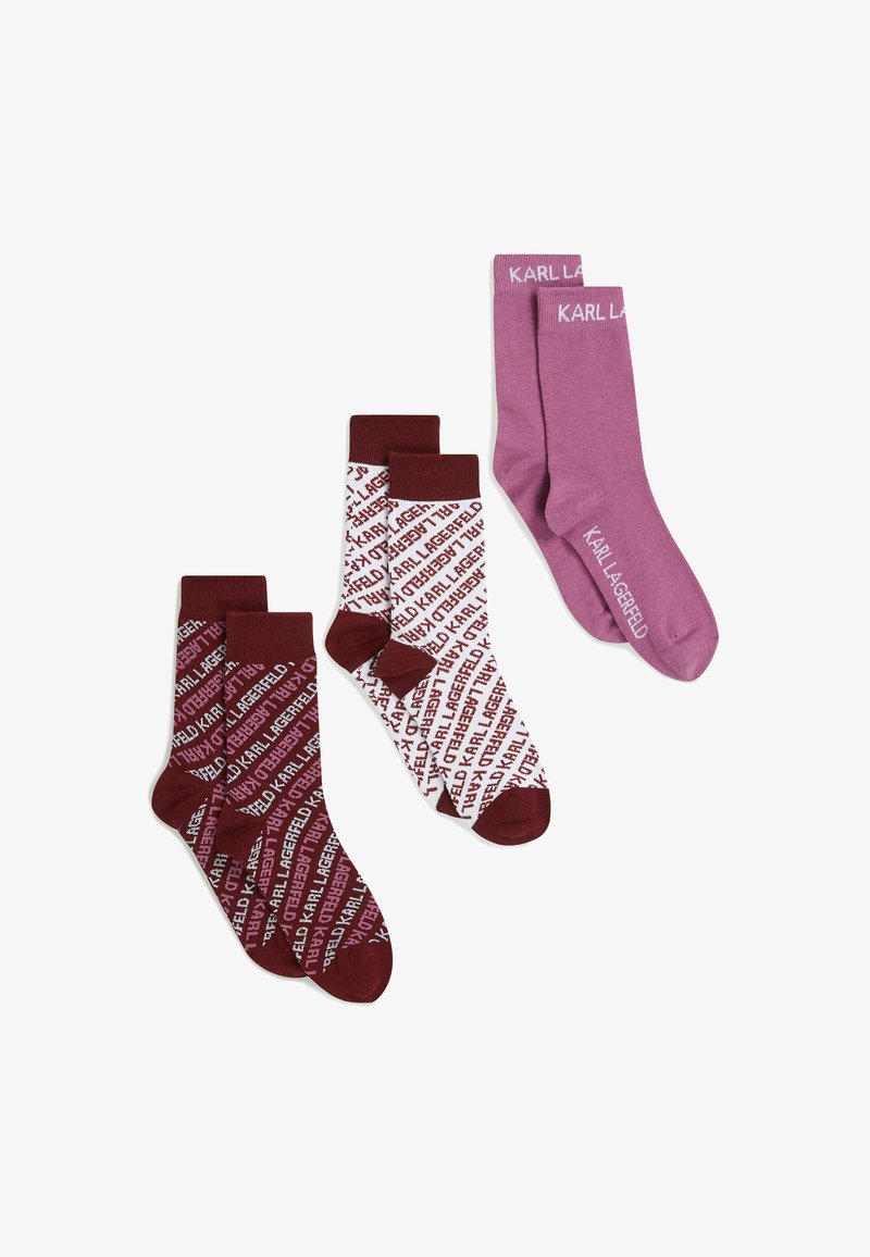 Drie paar Karl Lagerfeld sokken in bordeaux, wit met bordeaux tekst en mauve met logo op de boord en voet.