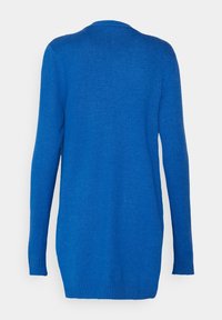 Langer blauer Pullover aus weichem Strickstoff, mit einem runden Halsausschnitt und einem leicht verlängerten hinteren Saum.