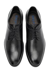 Czarne skórzane buty na formalne okazje z gładką teksturą, okrągłym noskiem i sznurowanym zapięciem z dwoma dziurkami. Wnętrze ma wzorzystą wkładkę.