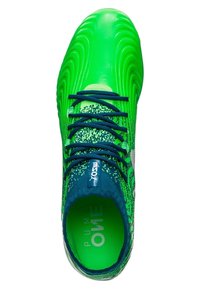 Gröna fotbollsskor med strukturerad syntetisk ovandel, mönstrade sidor, blå accenter, snörningsdesign och vadderad insida. Innehåller Puma-logotyp.