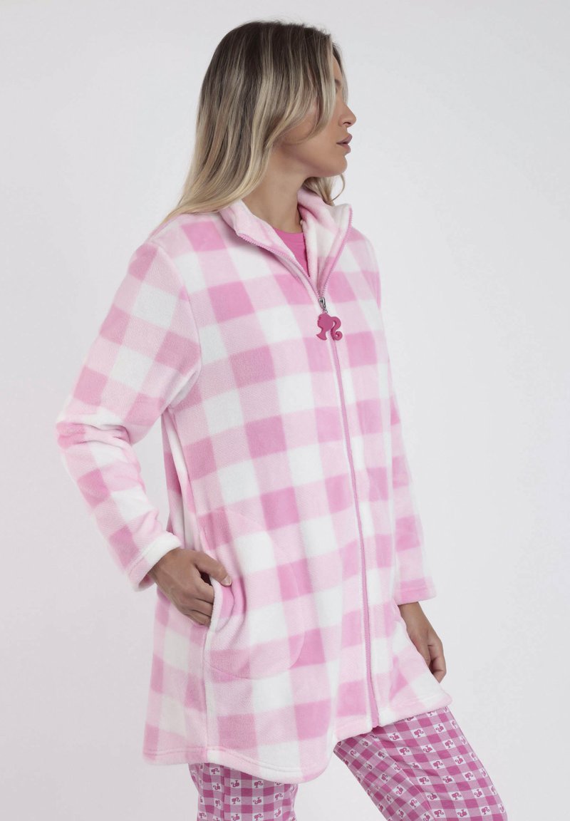 Bata de felpa a cuadros rosa y blanca con cierre de cremallera frontal, cuello alto y bolsillos laterales. Incluye un detalle de tirador de cremallera en forma de caballito de mar rosa.