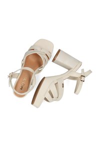 Sandalias de tacón alto blancas con punta cuadrada, múltiples correas, correa de tobillo con hebilla y un tacón de bloque texturizado. Material de cuero suave.