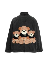 Chaqueta de mezclilla negra con un diseño texturizado bordado de tres ositos en la espalda, con tonos variados de marrón y acentos en negro.
