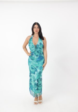 Een aansluitende maxi-jurk in tinten blauw en groen met een halternek, bloemenpatroon, verstelbare strikdetail en zijspleten.