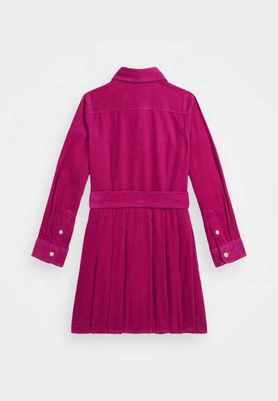 Robe en velours côtelé magenta à manches longues avec jupe plissée et ceinture en tissu assorti, vue de dos sur fond blanc.