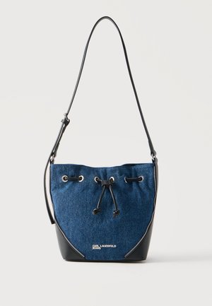Blå denim- og sort læder-bucket taske med justerbar rem, snørelukning og "Karl Lagerfeld Jeans" logo på fronten.