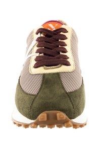 Zapatillas en verde oliva y topo con parte superior de malla, acentos de gamuza, cordones marrones y detalles dorados en la lengüeta. Suela de goma con tracción.