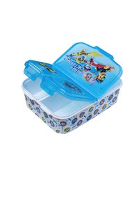 Plastic lunchtrommel met een blauwe deksel met cartoonfiguren, witte basis met cirkelvormige illustraties en een verdeelde inhoud.