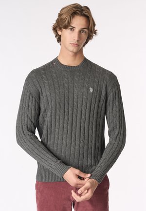 Maglione grigio a maglia a treccia con scollatura rotonda, polsini e orlo a costine, caratterizzato da un sottile logo sul petto.