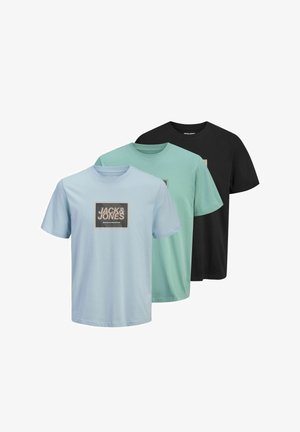 Tre bomullst-shirts: ljusblå, mintgrön och svart. Varje tröja har en fyrkantig logotyp med "JACK&JONES" tryckt i fet stil på framsidan.