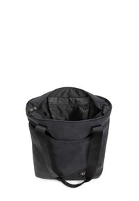 Bolsa tote de tela negra con exterior texturizado, apertura superior y dos asas resistentes. Cuenta con un bolsillo interior con cremallera para almacenamiento.
