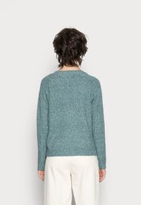 Vero Moda VMDOFFY O NECK BLOUSE - Camisola - sea mossdetail/white melange