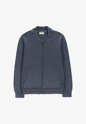 Ciemnoszary, dziergany sweter na zamek z prążkowanym kołnierzem, mankietami, krawędzią i dwoma przednimi kieszeniami.