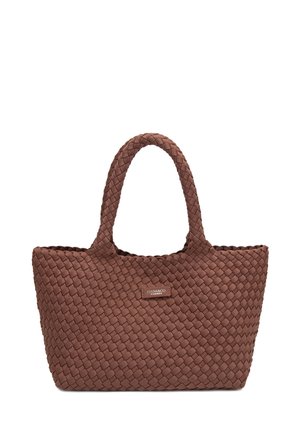 Bruine geweven totebag met afgeronde handvatten en een klein rechthoekig label met de tekst "Diana & Co Firenze" aan de voorkant in het midden.