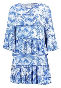 Vestido impreso en azul y blanco con volantes en capas, mangas anchas y patrones florales y geométricos. Tejido ligero con un diseño fluido.