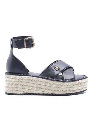 Zwarte leren espadrille sandalen met een dikke geweven jute wedge hak, kruisbandontwerp en een verstelbare enkelgesp.