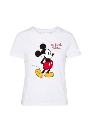 T-shirt bianca a maniche corte con una grafica colorata di Topolino che indossa pantaloncini rossi e scarpe gialle, con testo rosso "St. Barth Habitué" sopra.