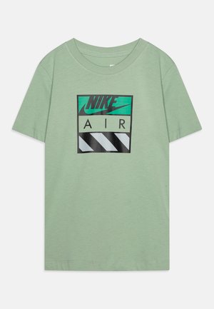 Camiseta de algodón verde claro con cuello redondo, que presenta un gráfico del logo multicolor de Nike Air y rayas diagonales en blanco y negro.