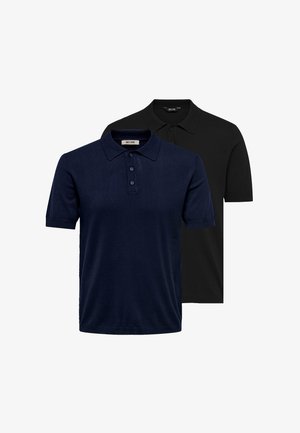 Zwei kurzärmelige Poloshirts, eines marineblau mit drei Knöpfen vorne, eines schwarz mit ähnlichem Design, auf weißem Hintergrund dargestellt.