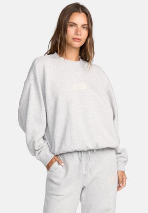 Lichtgrijs oversized sweatshirt van zacht materiaal, met een ronde hals, lange mouwen en een subtiele merklogo op de borst.