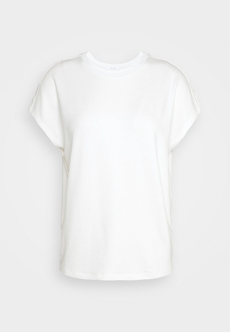 Camiseta blanca de manga corta hecha de algodón suave. Presenta un cuello redondo con detalles de costura y un ajuste relajado. Diseño simple y minimalista.