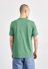 adidas Originals TREFOIL ESSENTIALS - Triko s potiskem - preloved green