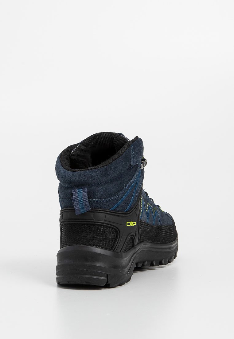 Dunkelblaue und schwarze Wanderschuhe mit dicker Sohle, Knöchelstütze und gelbem CMP-Logo an der Seite, von hinten auf weißem Hintergrund gezeigt.