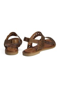 Braune Leder-Sandalen mit Ausschnittdesign, flacher Sohle und einem Rückriemen. Glatte Textur mit einem konturierten Fußbett für Komfort.