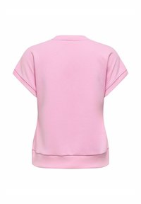 Roze t-shirt met korte mouwen en een ronde halslijn, gemaakt van zachte stof, met een ontspannen pasvorm en een geribbeld uiteinde aan de taille, waarbij een gladde textuur zichtbaar is.