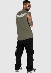 MJ Gonzales HIGHER THAN HEAVEN V.4 SLEEVELESS TEE - Felső - olive
