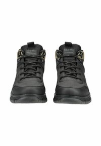 Sneaker alte nere realizzate in pelle sintetica, con accenti testurizzati, lacci in tonalità scure e una suola imbottita per il comfort.