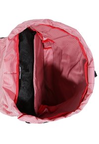 Wnętrze plecaka z czerwono-białą paskowaną podszewką, wyściełanym czarnym compartmentem na laptopa oraz wzmocnionymi czerwonymi szwami.