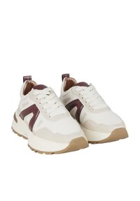 Sneakers bianchi e beige con suole spesse, dettagli borgogna sui lati, lacci bianchi e suole in gomma beige, mostrati da un'angolazione frontale.