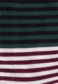 Textil a rayas que presenta franjas horizontales en verde oscuro, negro, blanco y burdeos, con una textura suave y lisa.