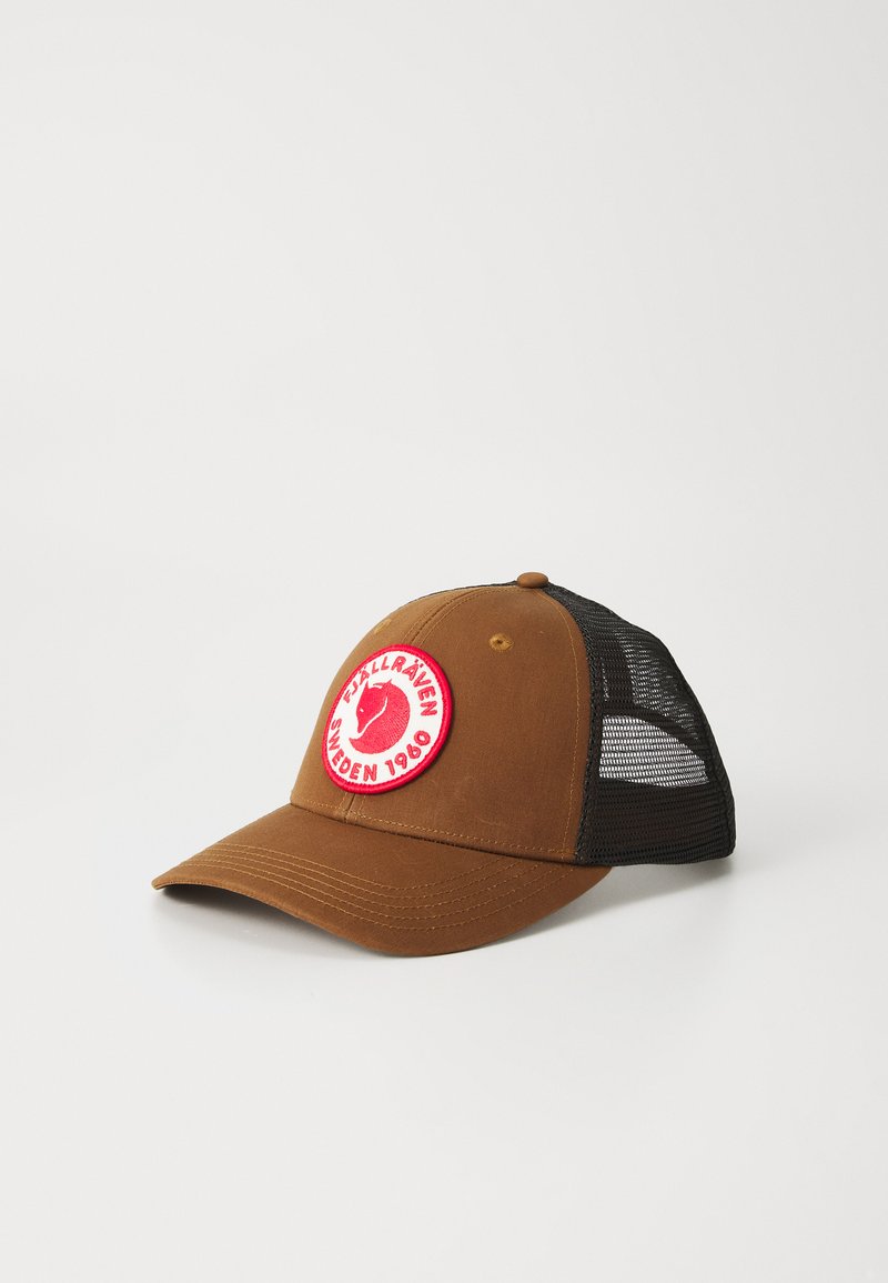 Cappellino da baseball marrone con una visiera arrotondata, retro in rete e una toppa circolare rossa con un logo e del testo. Tessuto resistente con cuciture visibili.